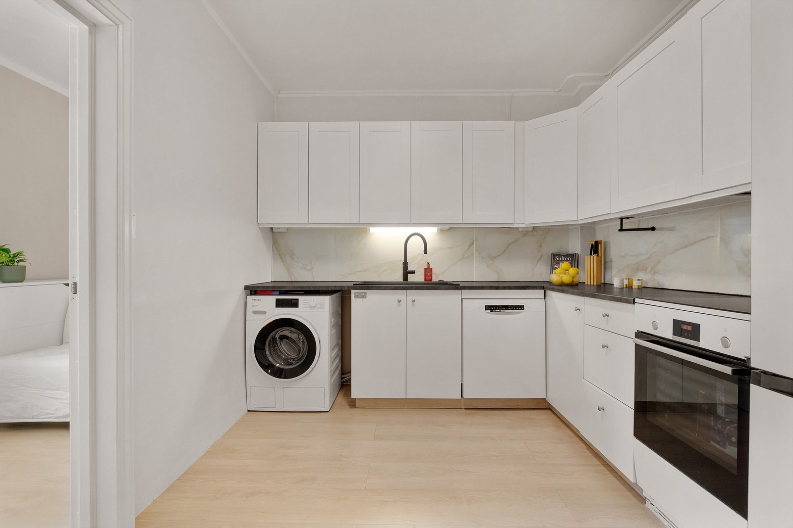 Ny benkeplate, vask og armatur i 2023 Galleribilde