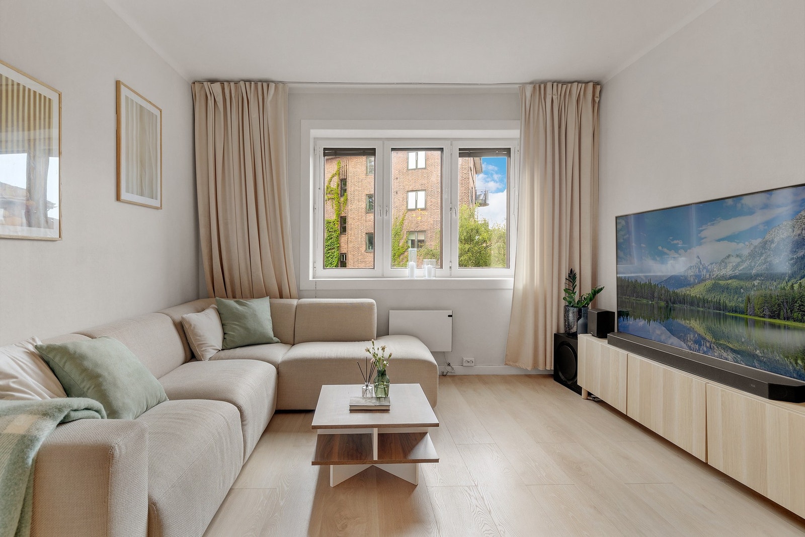 Store vindusflater slipper inn rikelig med naturlig lys Galleribilde