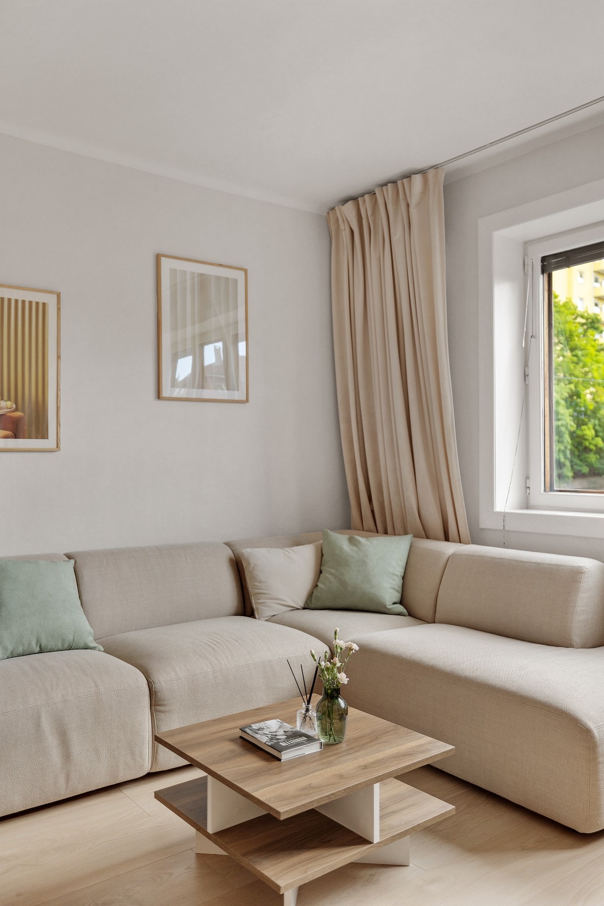 Stuen er malt i lyse, delikate farger Galleribilde