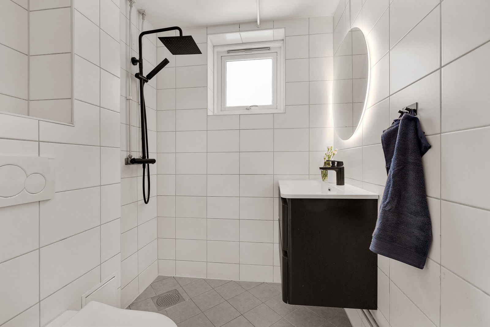 Pent, flislagt bad utført i regi av sameiet 2012 - ny baderomsinnredning 2023 Galleribilde