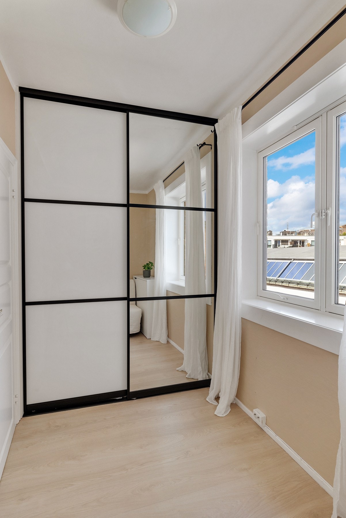 Også her ny skyvedørsgarderobe fra 2023 Galleribilde