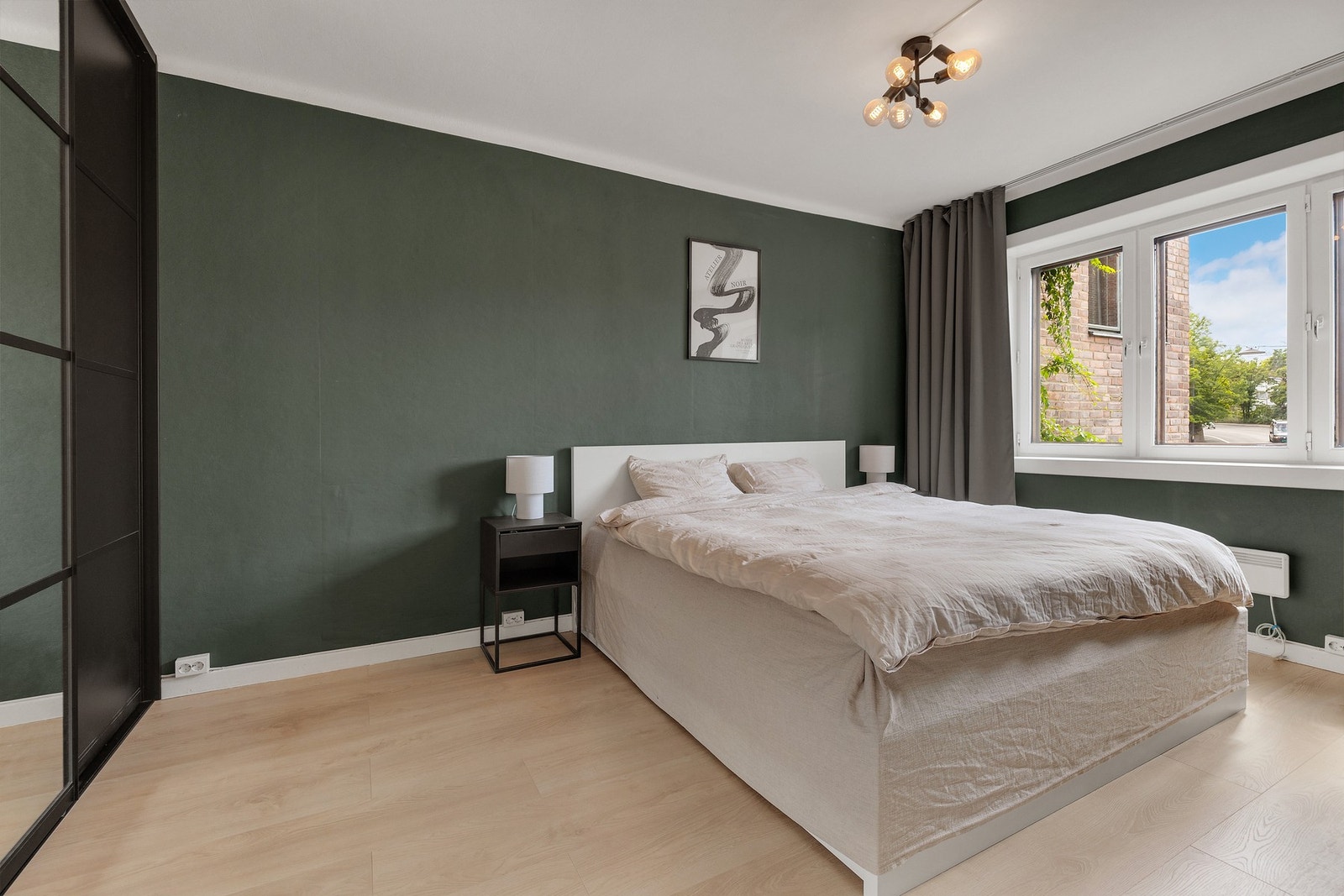 Her er det god plass til dobbeltseng og tilhørende møblement Galleribilde