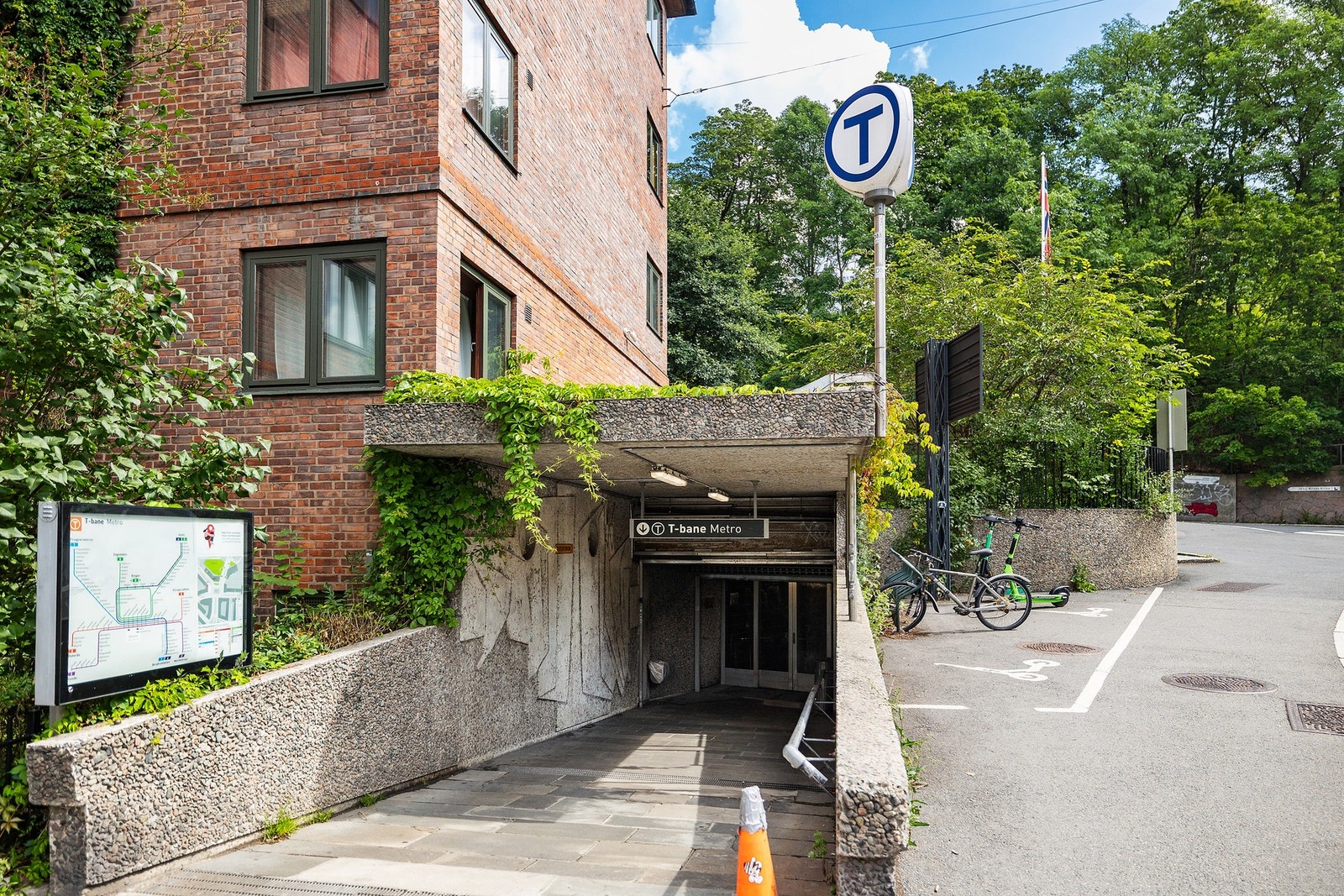 Carl Berner T-banestasjon ligger rett utenfor døren Galleribilde