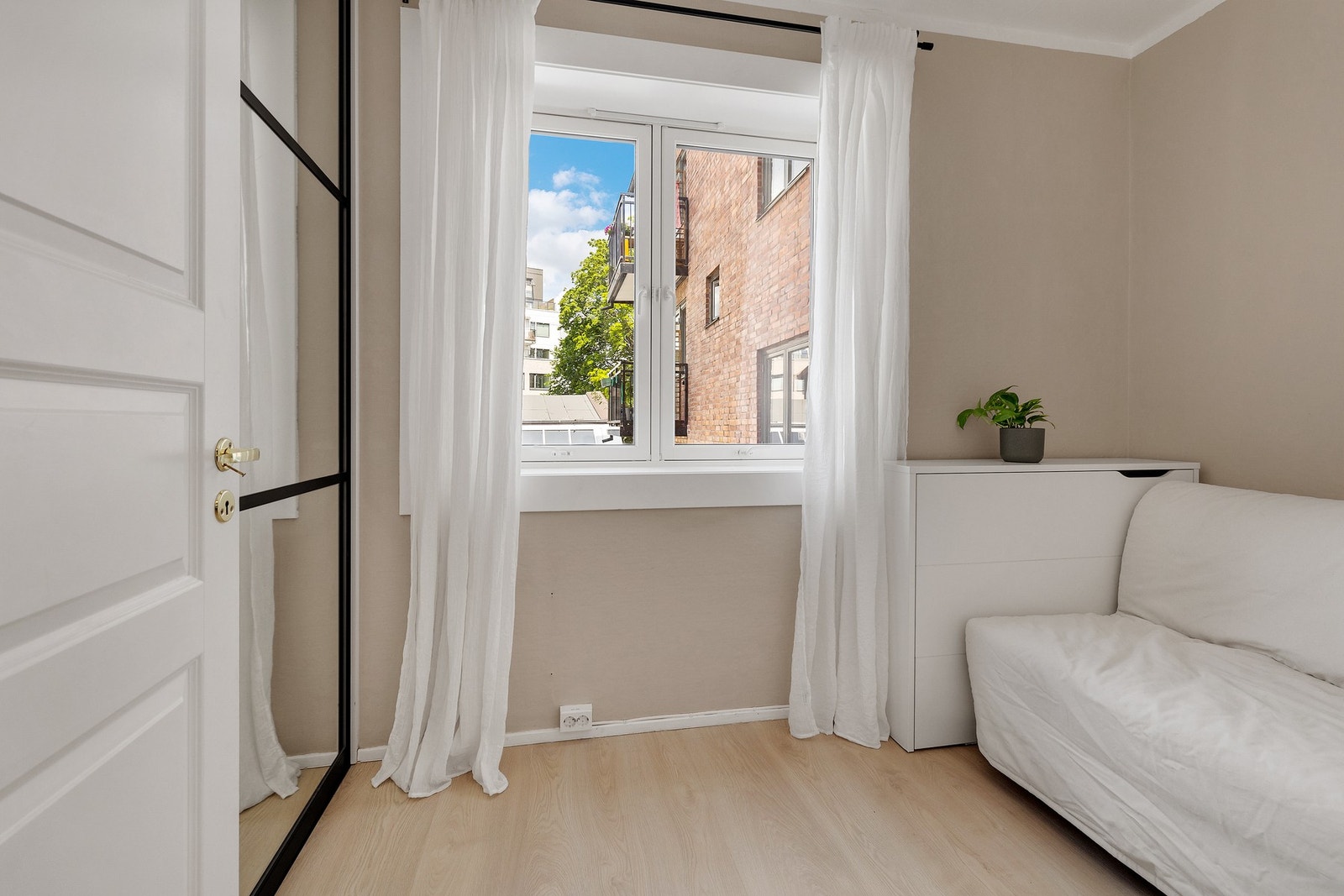 Soverom 2 er malt i lyse, delikate farger Galleribilde