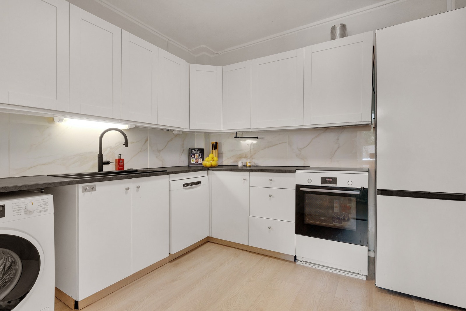 Lyst og stort kjøkken fra IKEA Galleribilde