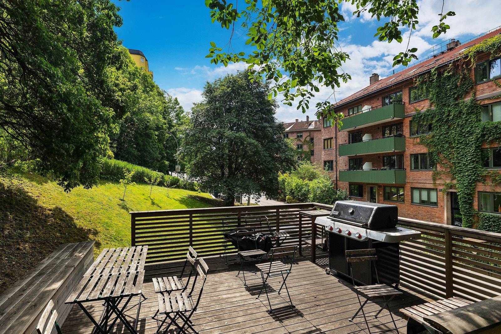 Herlig felles uteplass hvor man kan grille om sommeren Galleribilde