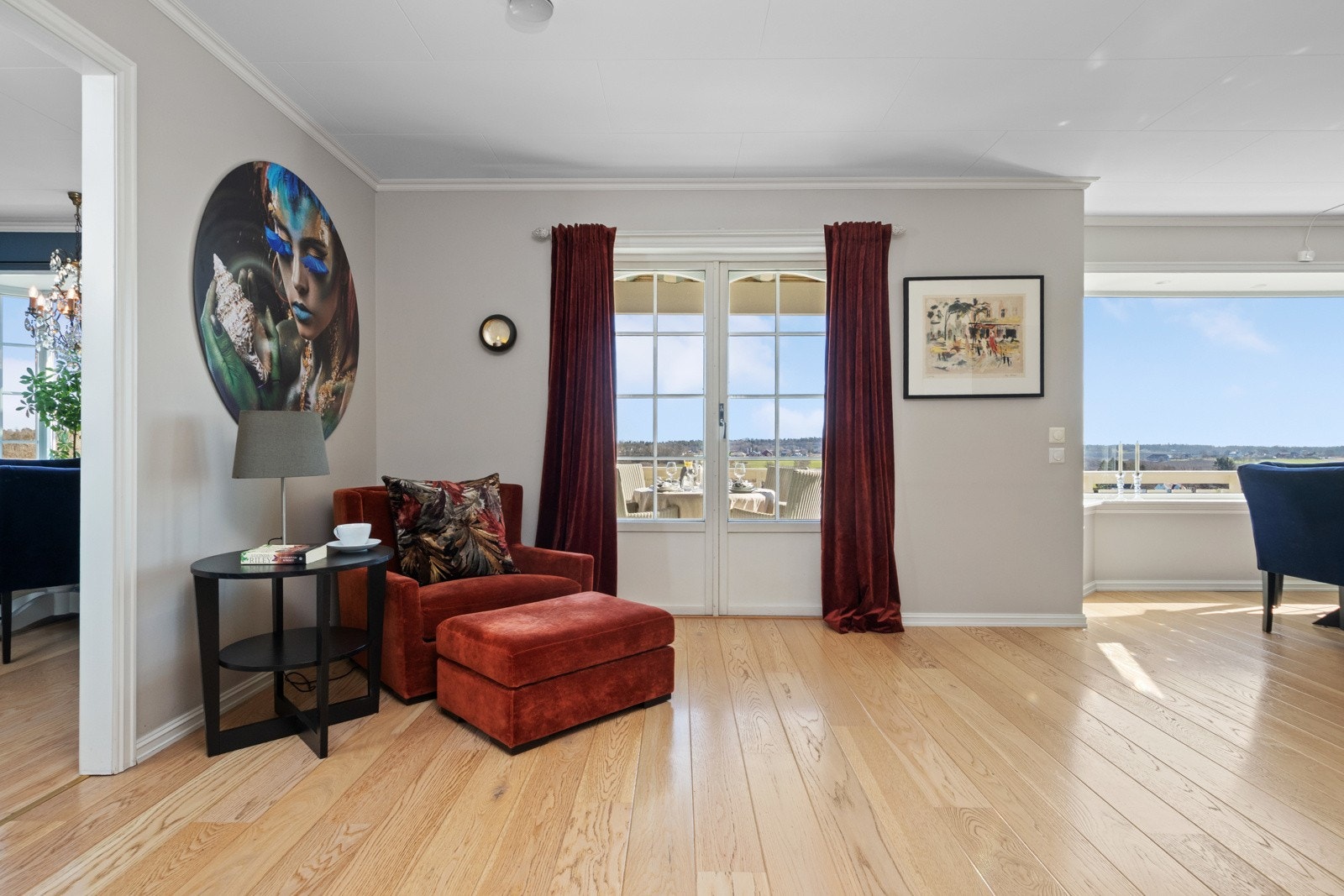 Vinduer i tre retninger sørger for mye naturlig lys, og inkluderer et karnapp og en tofløyet glassdør til terrassen. Galleribilde