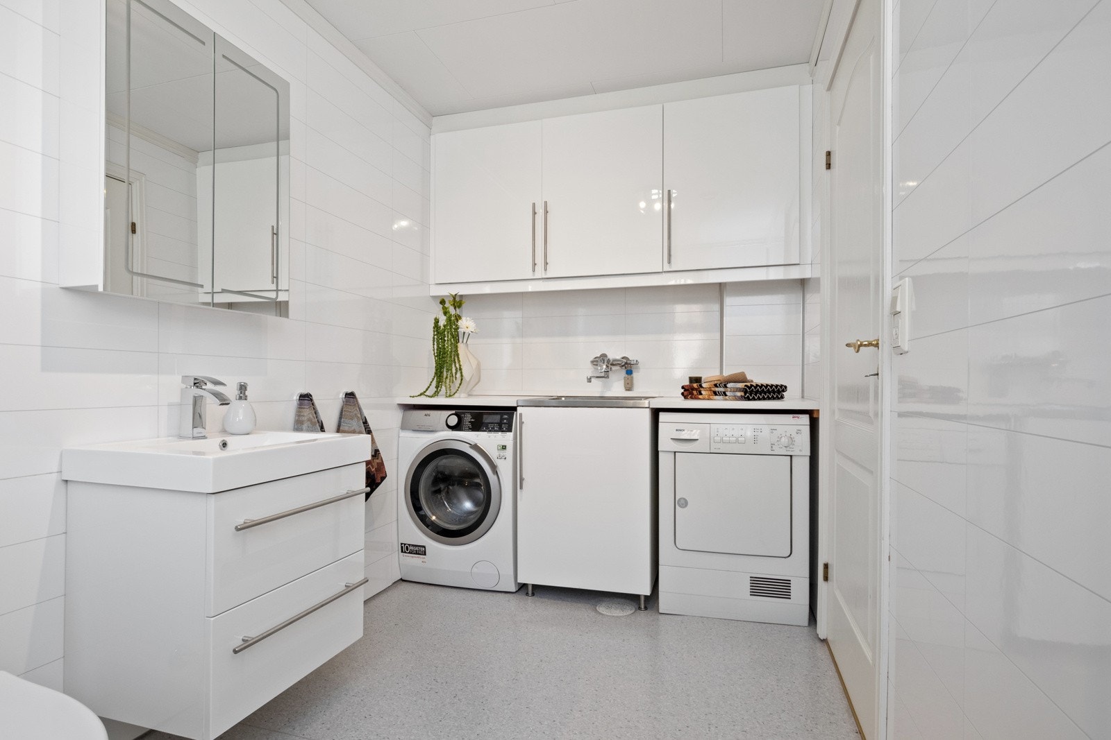 Under benken har rommet opplegg for vaskemaskin og plass til tørketrommel. Galleribilde