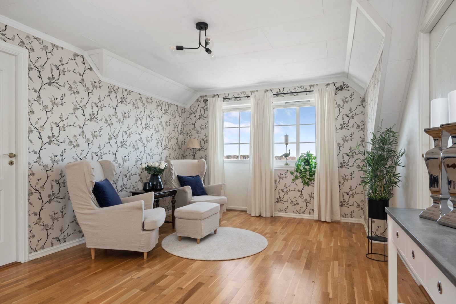 Utenfor soverommene har boligen en kjærkommen stue for familien, et ekstra oppholdsrom til lek, vennebesøk og avslapning. Galleribilde