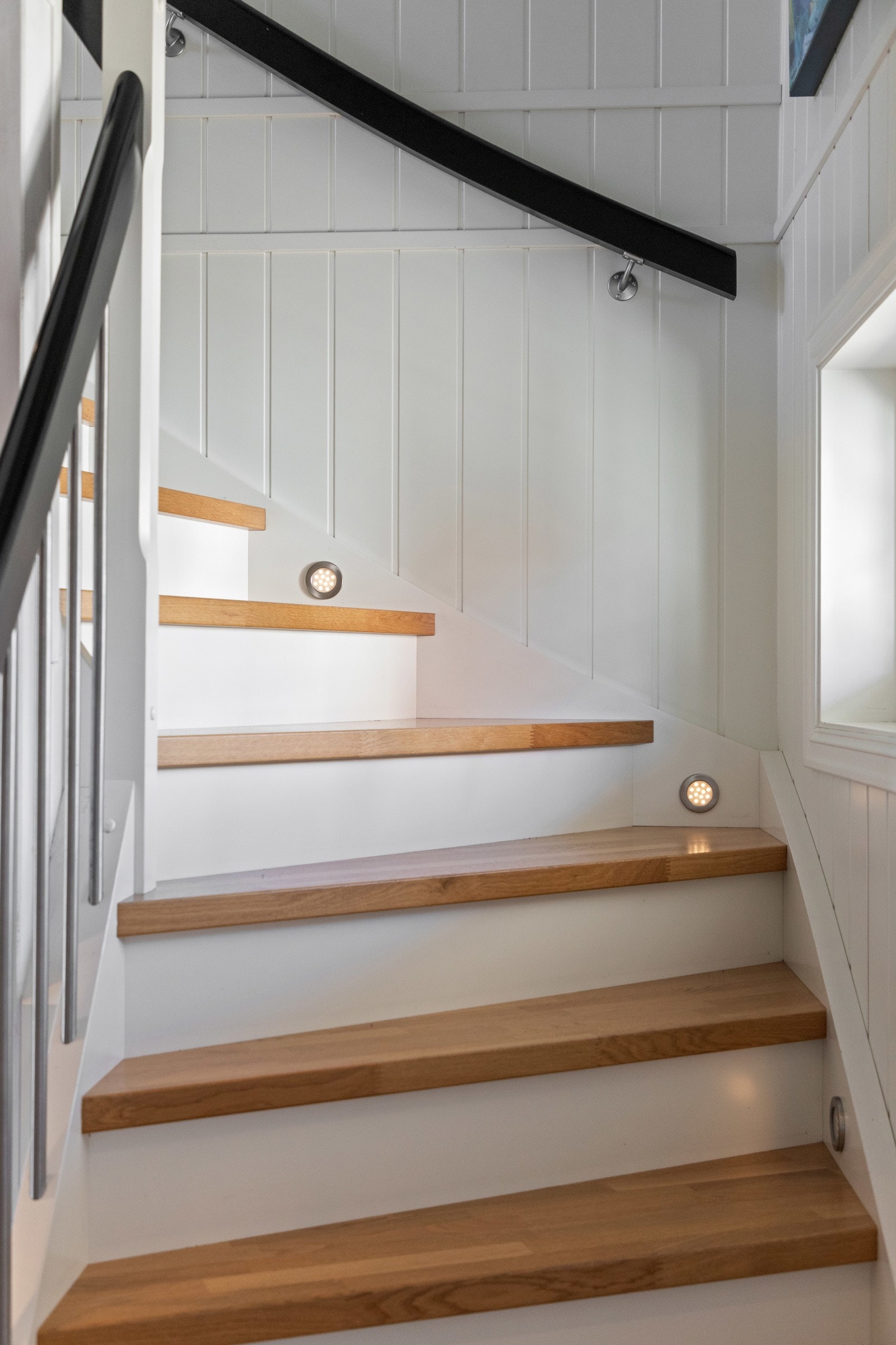 Denne fine trappen med belysning fører deg opp til boligens 2. etasje. Galleribilde