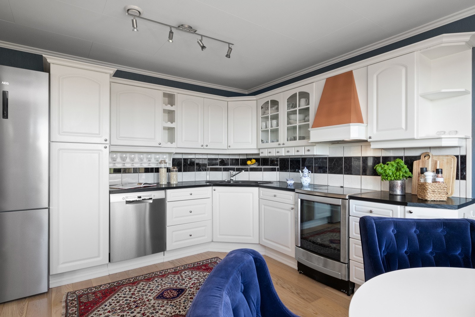 Selve kjøkkenet er oppført i en funksjonell L-form med god arbeidsflyt og skapplass. Galleribilde