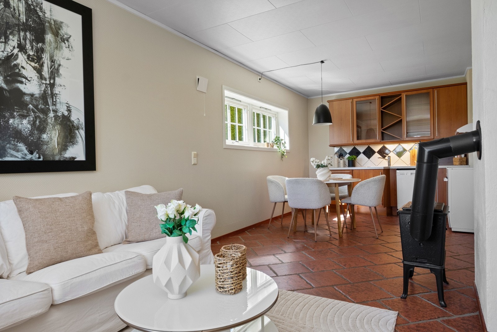 Kjøkkeninnredningen er enkel, med glatte fronter og oppvaskkum nedfelt i en benkeplate av laminat. Galleribilde