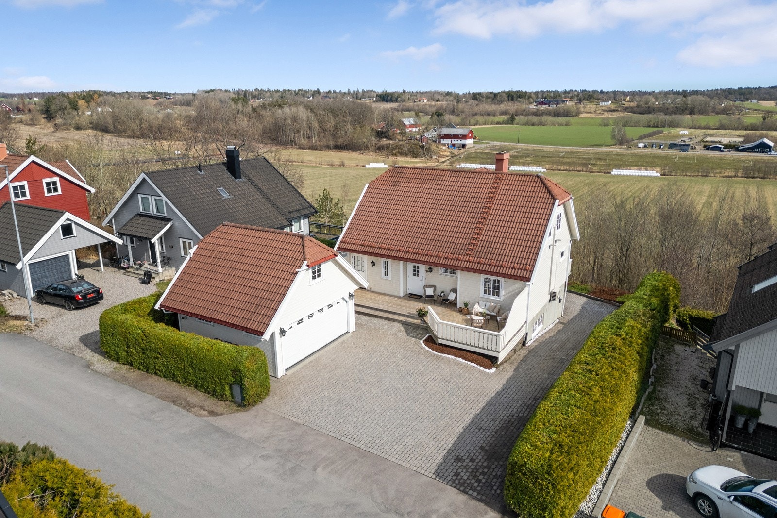 Velkommen til Hegna 19, en stor, pen og velholdt enebolig med god boltreplass over tre plan. Galleribilde