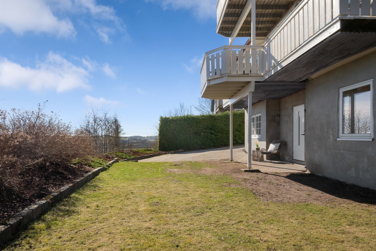 Tomten rammes fint inn av hekker, og i hagen er det plass til lekeapparater for de minste. Galleribilde