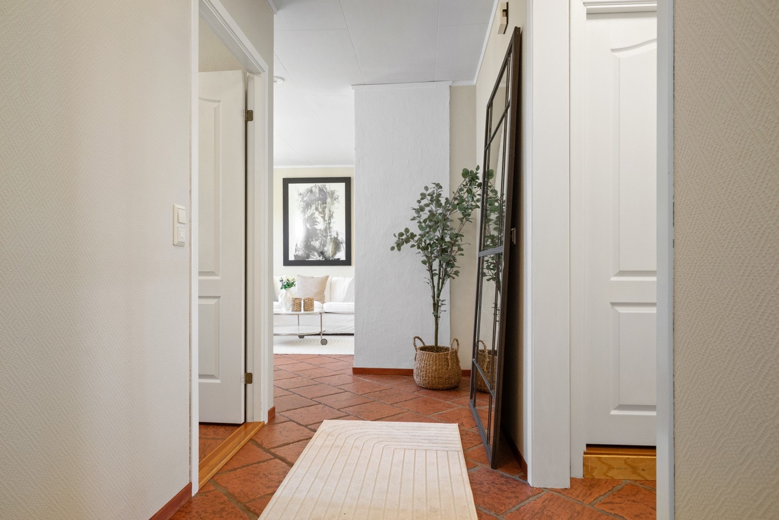 Det er egen inngang via en ytterdør fra 2025, og utenom soverommene og lagringsplassen er alle rom utstyrt med varmekabler. Galleribilde