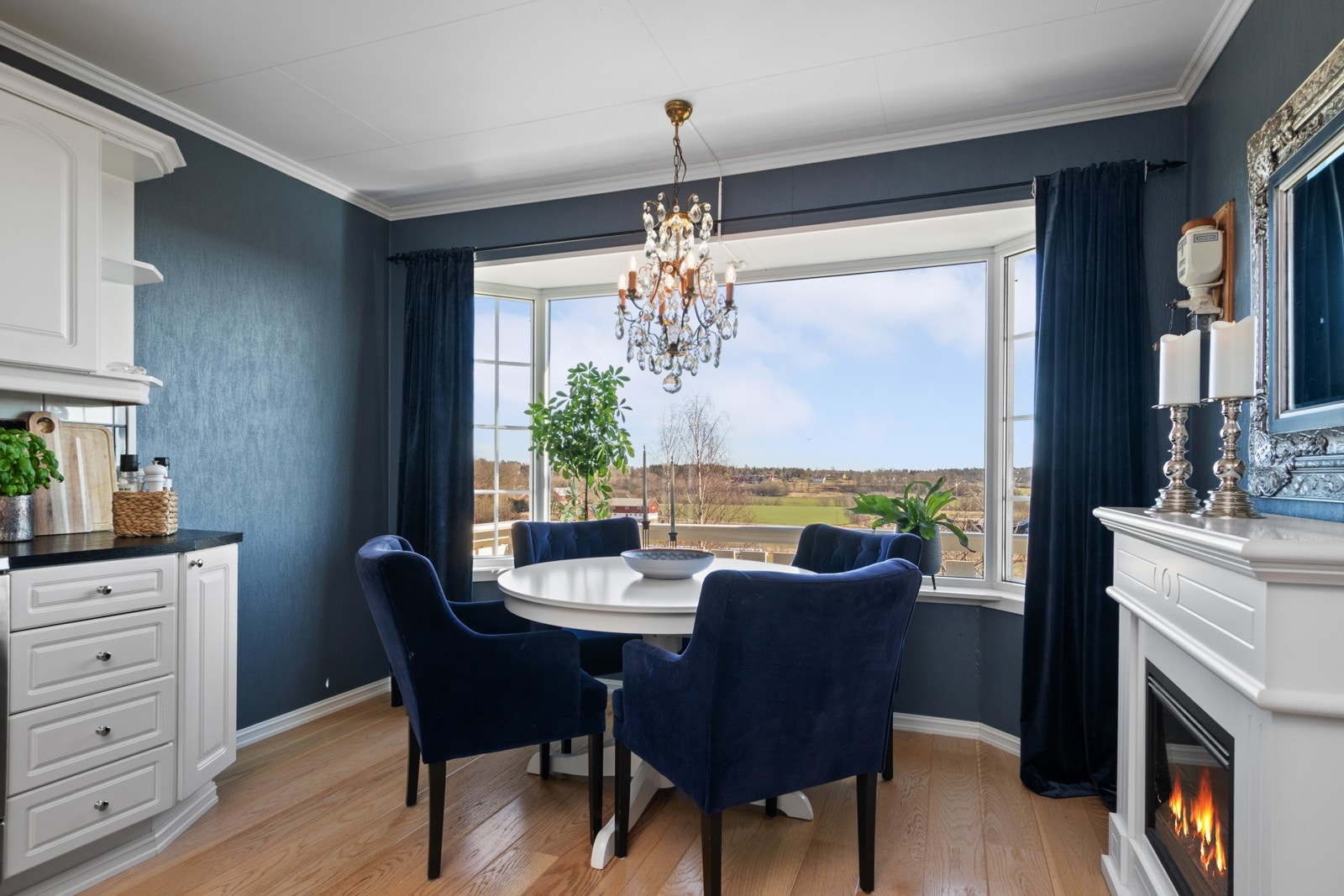 Rommet har en god størrelse, og i et flott karnapp er det plass til et spisebord for koselige frokoster med strålende utsikt. Galleribilde