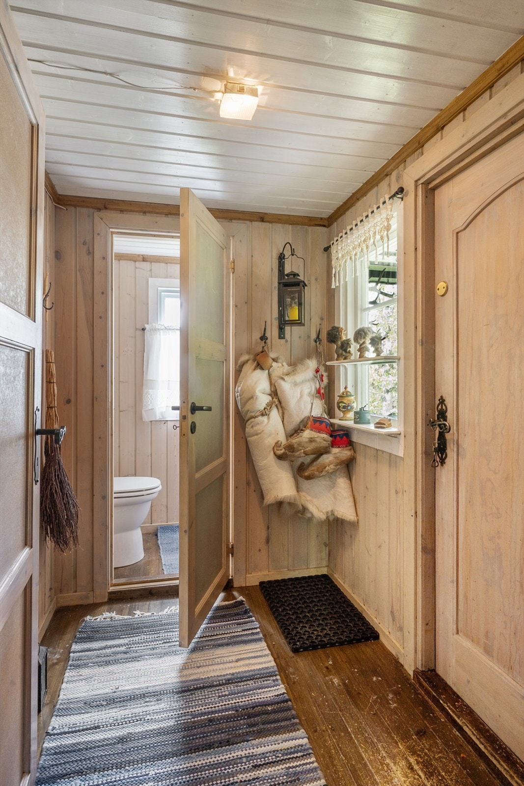 I entréen er det plass til knagger og hyller for klær og sko. Galleribilde