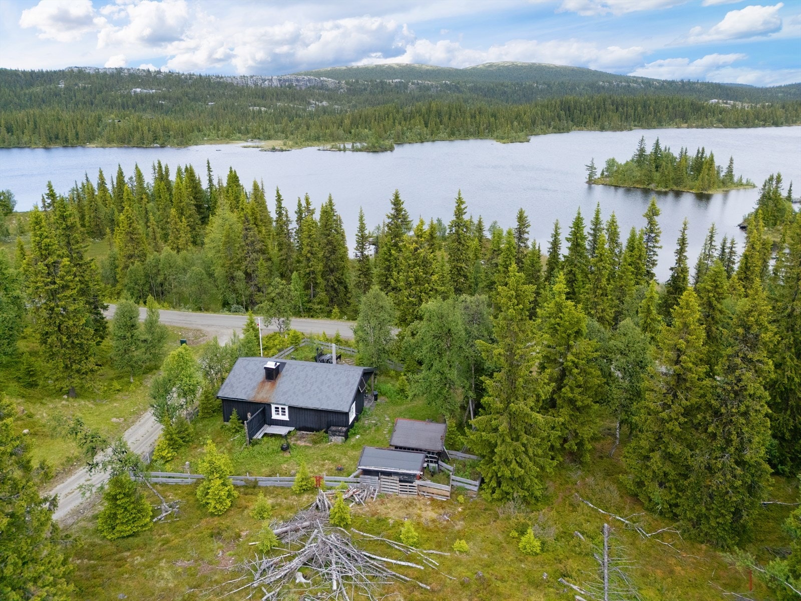 Her bor du midt i storslått natur med tur- og sykkelstier sommerstid, og milevis med skiløyper vinterstid. Galleribilde
