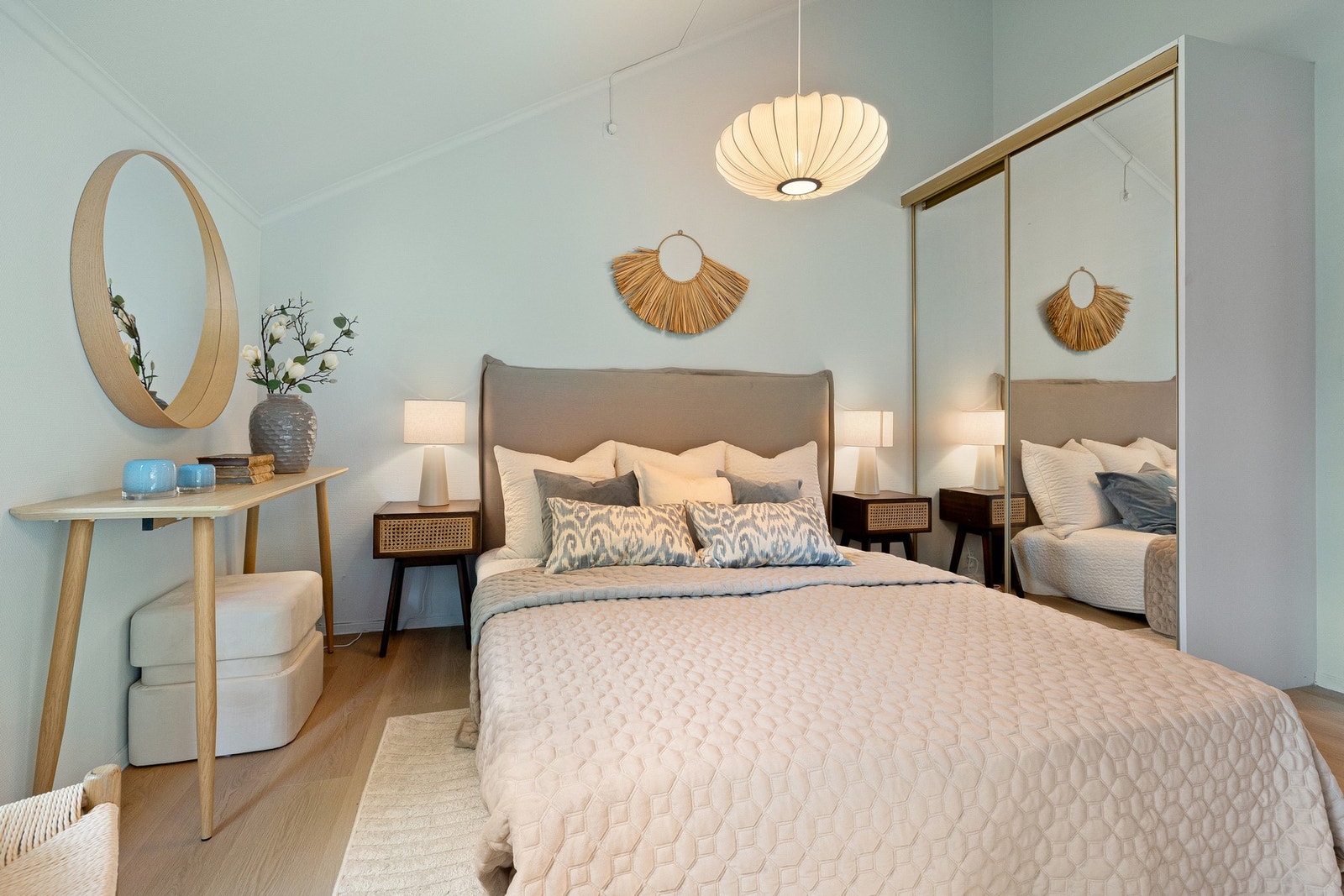 Skyvedørsgarderobe med speilfronter medfølger. Galleribilde