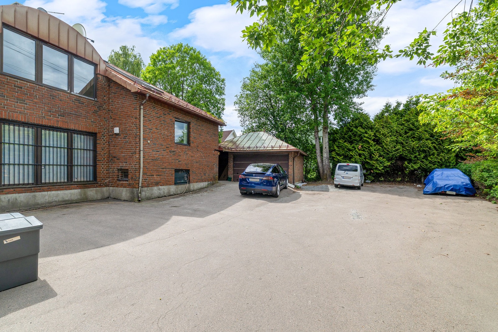 Kjøper gis opsjon på kjøp av utvendig biloppstillingsplass til kr 200.000. Galleribilde