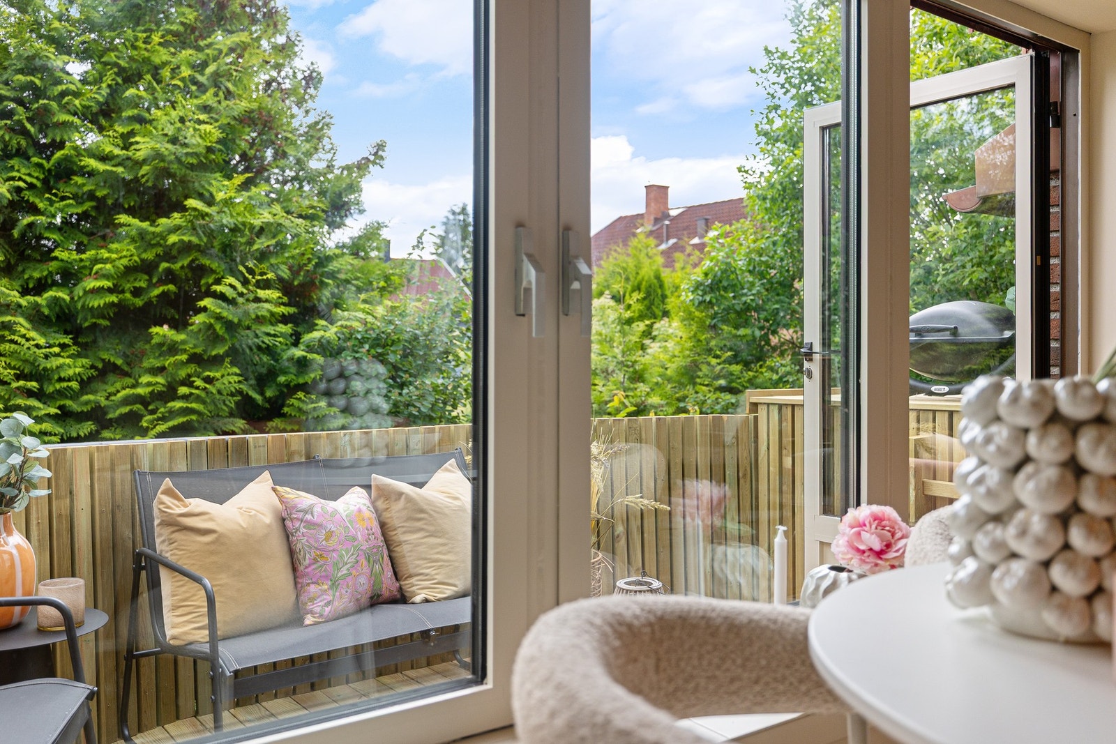 Nydelig grønt utsyn fra stuen. Lavhusbebyggelse i nærområdet gir flotte lysforhold. Galleribilde