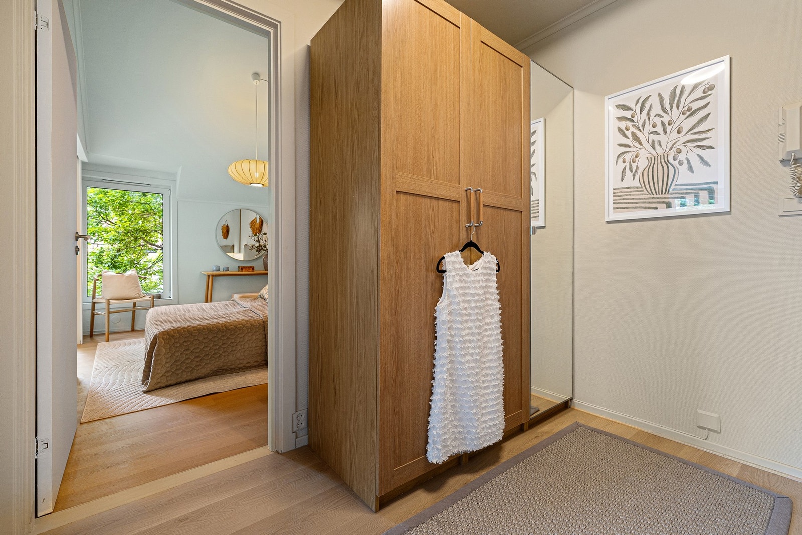 Adkomst fra inngangsparti til soverom. Garderobeskap medfølger. Galleribilde
