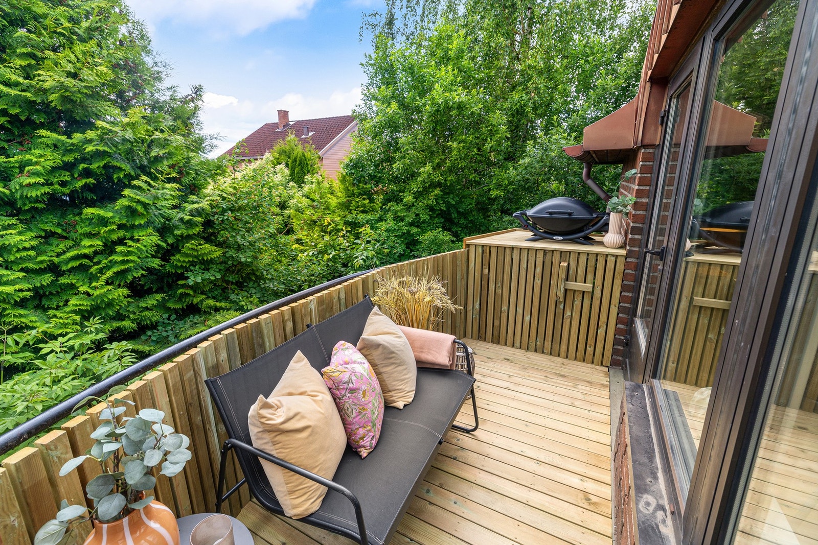 Belagt med nye terrassebord og spesialbygget grillstasjon Galleribilde