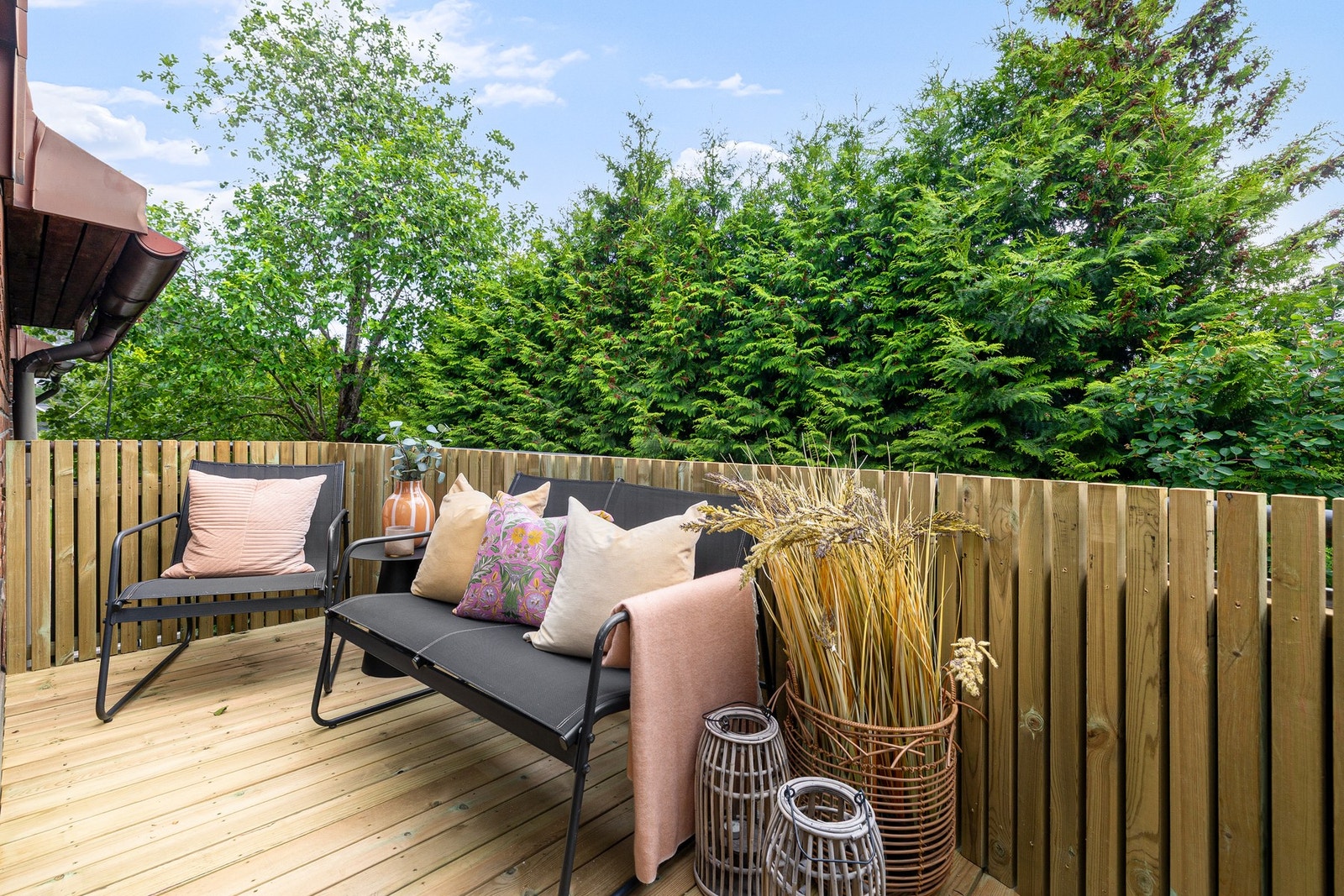 Balkongen vender mot syd og har glimrende solforhold. Galleribilde