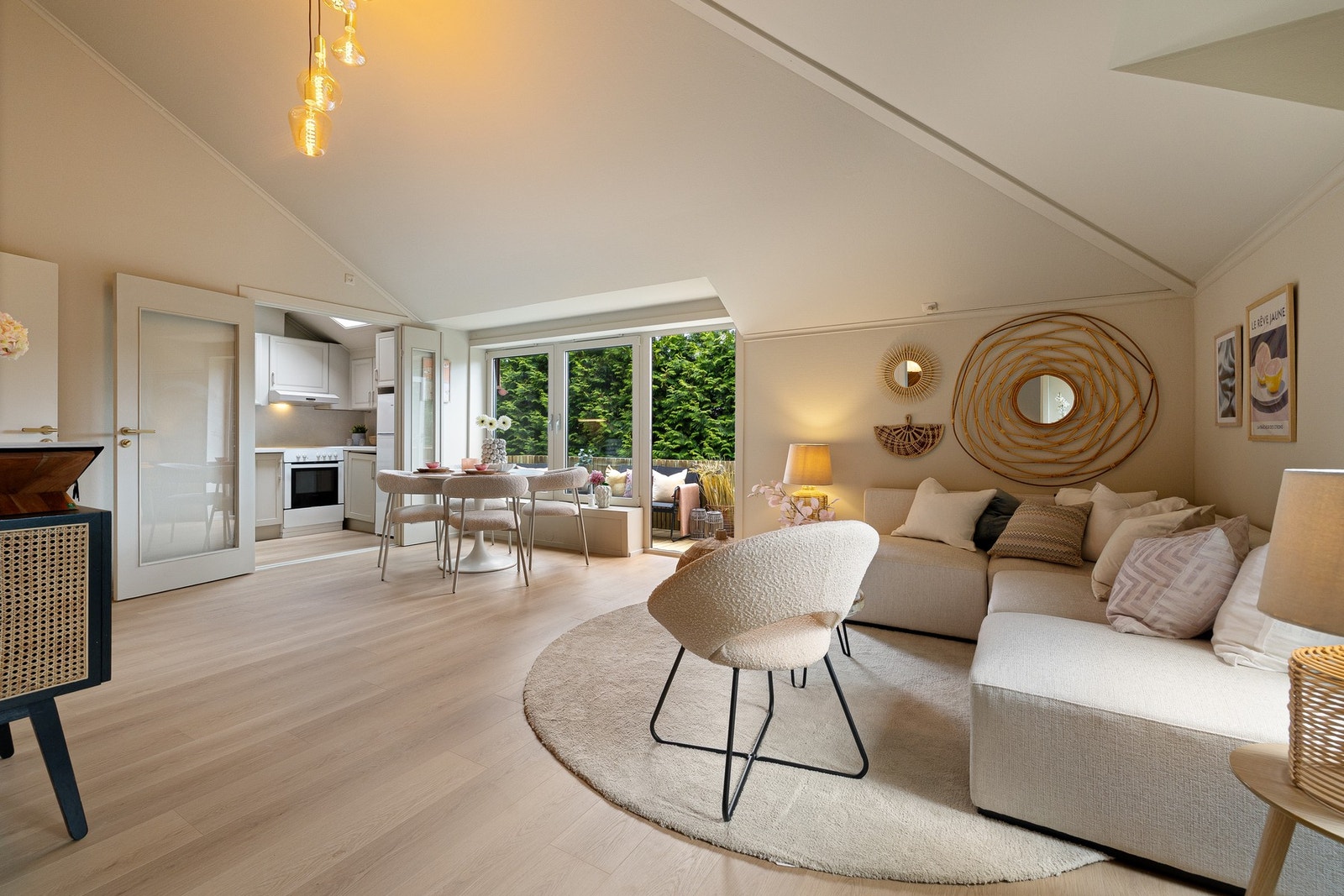 En leilighet med unik arkitektonisk utforming med sin fantastiske takhøyde. Galleribilde