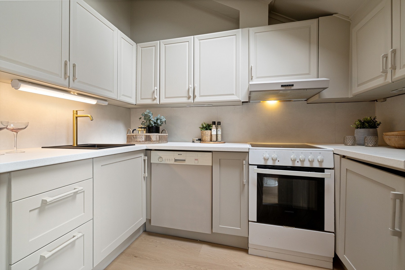 Kjøkken med nymalte fronter, ny benkeplate, kum og armatur i 2025. Galleribilde