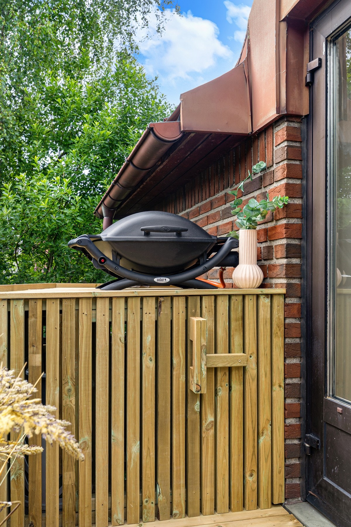 Spesialbygget grillstasjon med mulighet for oppbevaring av gass under. Galleribilde