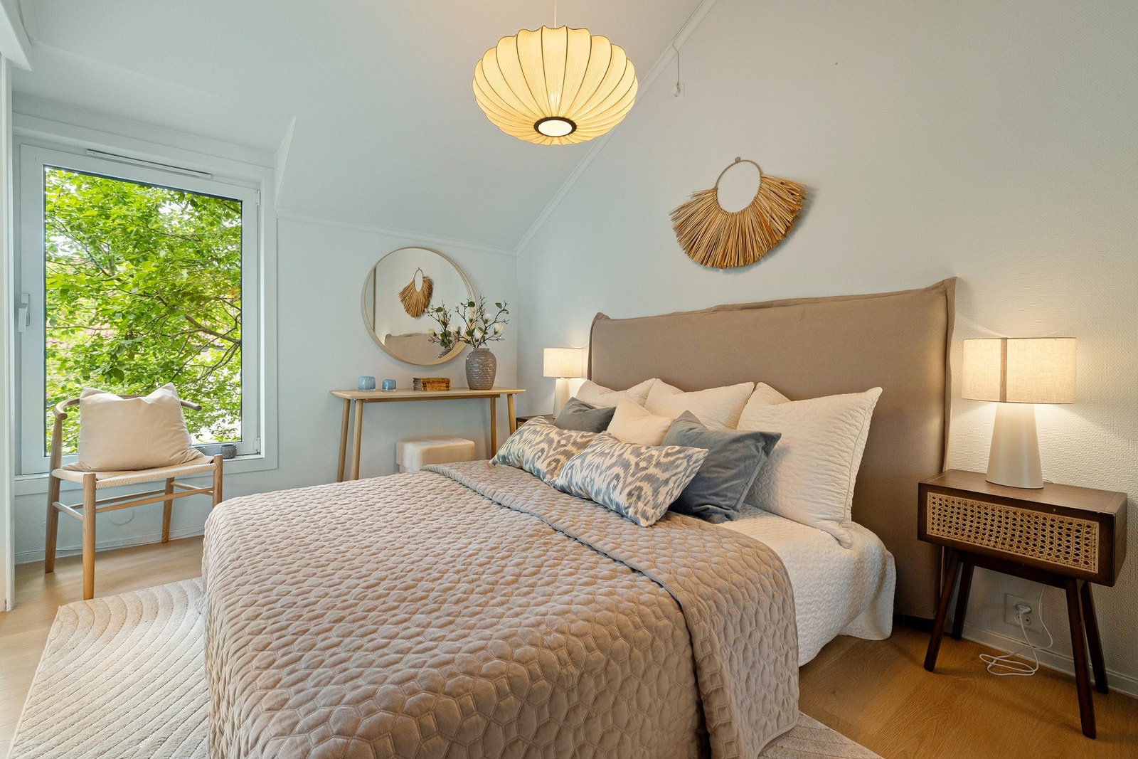 Nydelig, grønt utsyn. Soverommet vender mot stille og rolige omgivelser. Galleribilde