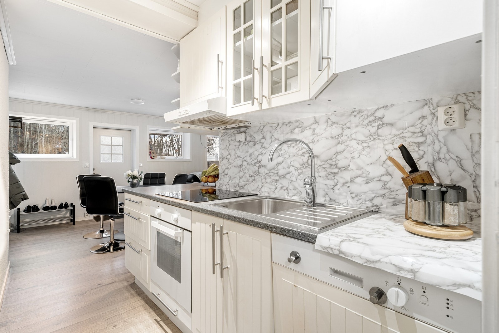 Kjøkken med integrert stekeovn, oppvaskmaskin og platetopp. Galleribilde