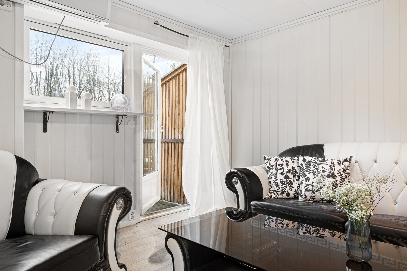 Direkte utgang til terrasse på 10 kvm fra stua. Galleribilde