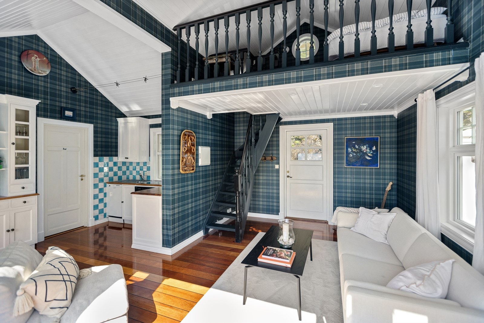 I båthuset er det stue, kjøkken og sovehems Galleribilde