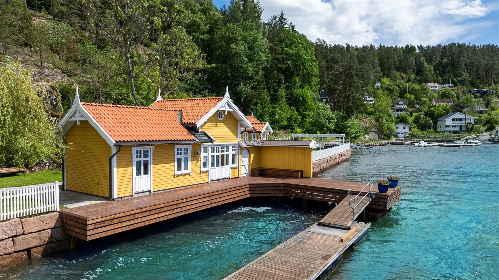 Båthus med bryggeanlegg Galleribilde