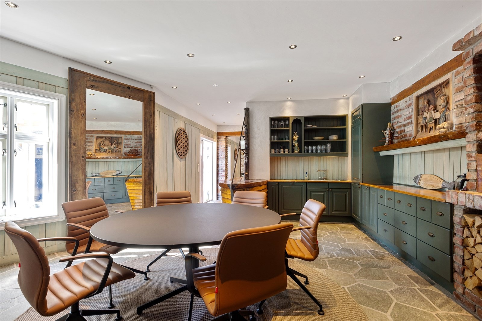 I fjellet bak hovedhuset er det bygget inn oppholdsrom og vinkjeller Galleribilde