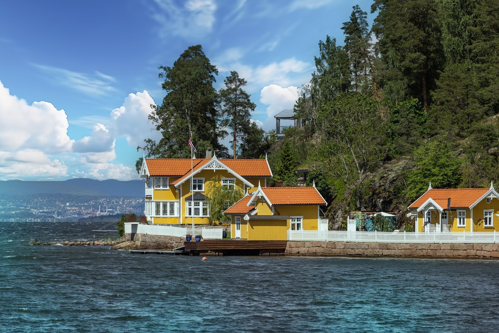 Idyllisk, vestvendt eiendom i vannkanten Galleribilde