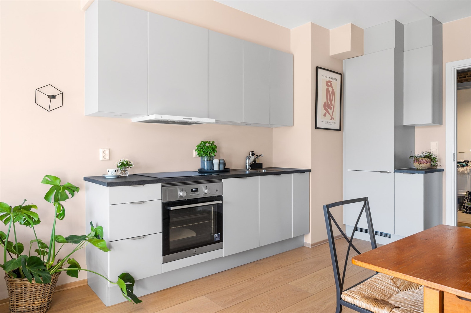 Moderne, åpen kjøkkenløsning i delikat stil. Galleribilde