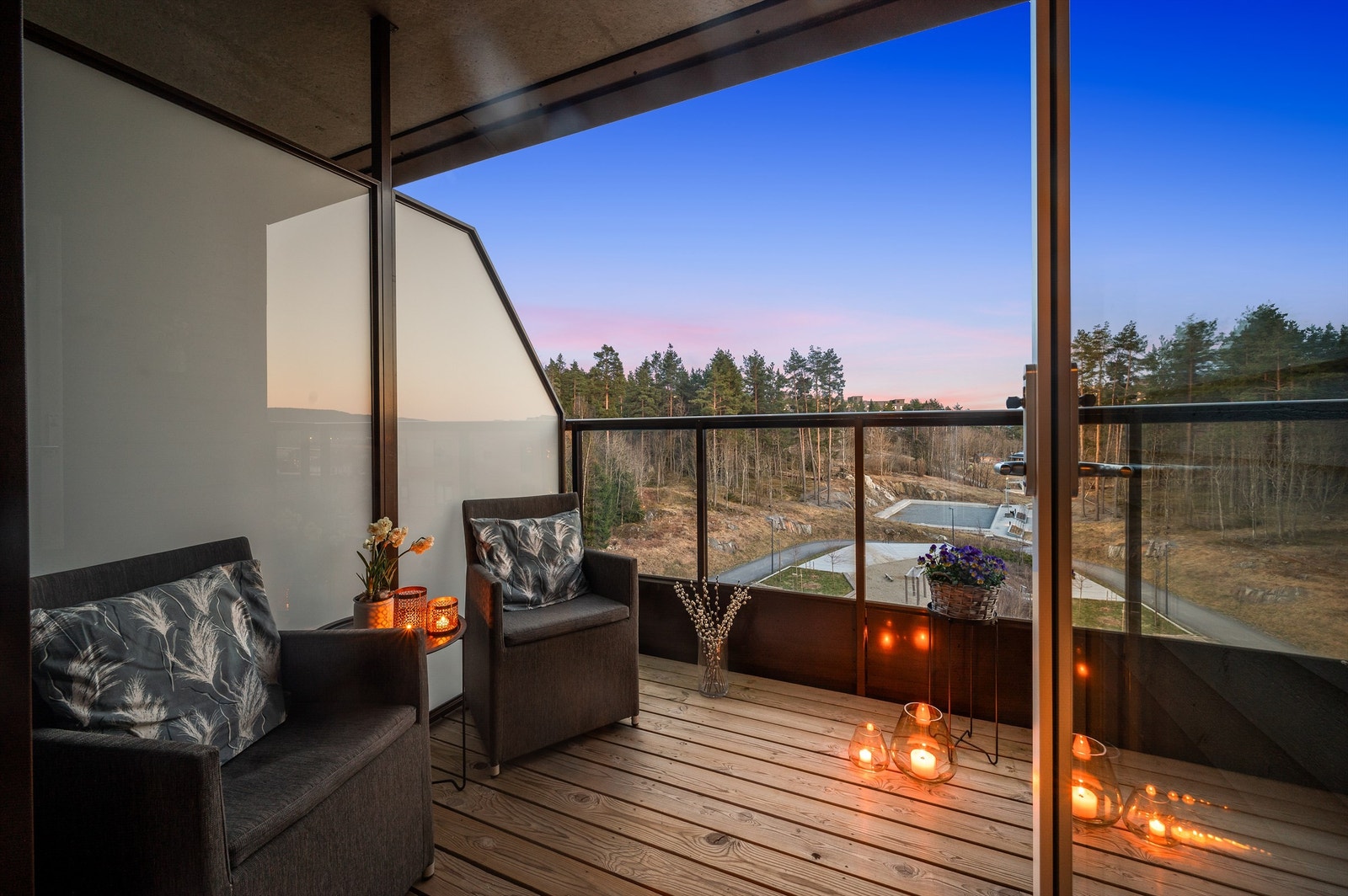 Fra soverommet er det utgang til en koselig sydøstvendt balkong på på ca. 5 m². Galleribilde