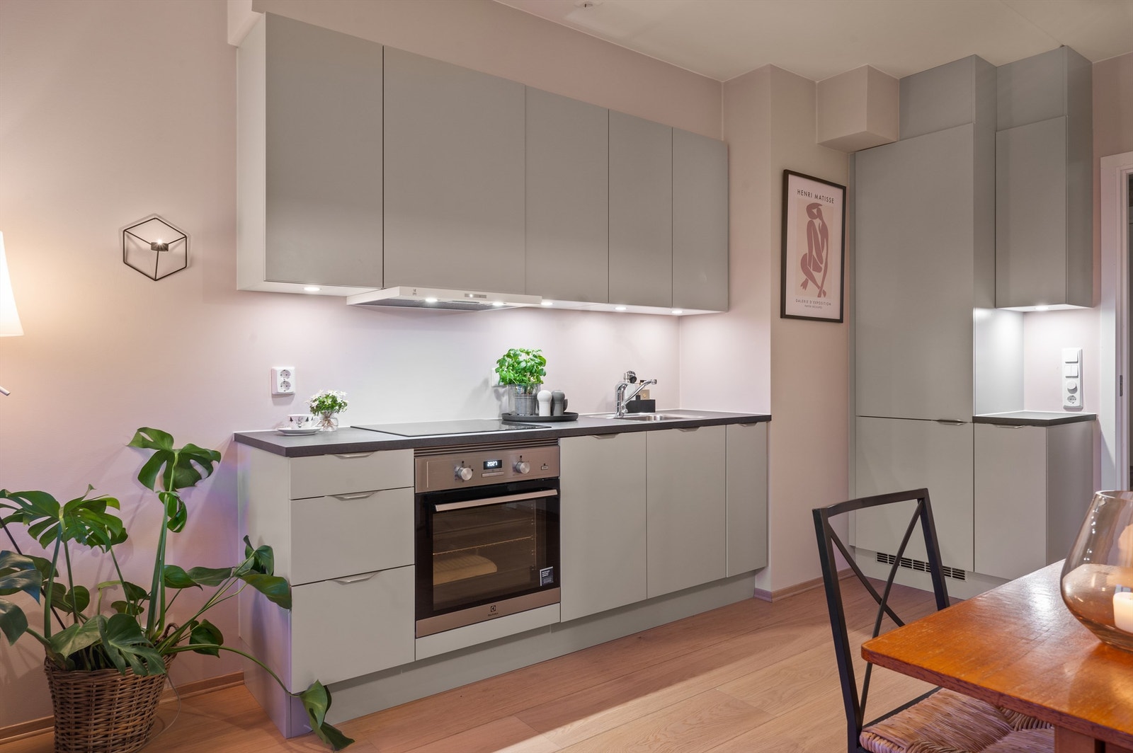 Leiligheten ligger i et hyggelig og sosialt sameie som byr på gode fellesfasiliteter som drivhus, dyrkningsområder, frukttrær, fontene, lekeplass og skøytebane om vinteren. Galleribilde