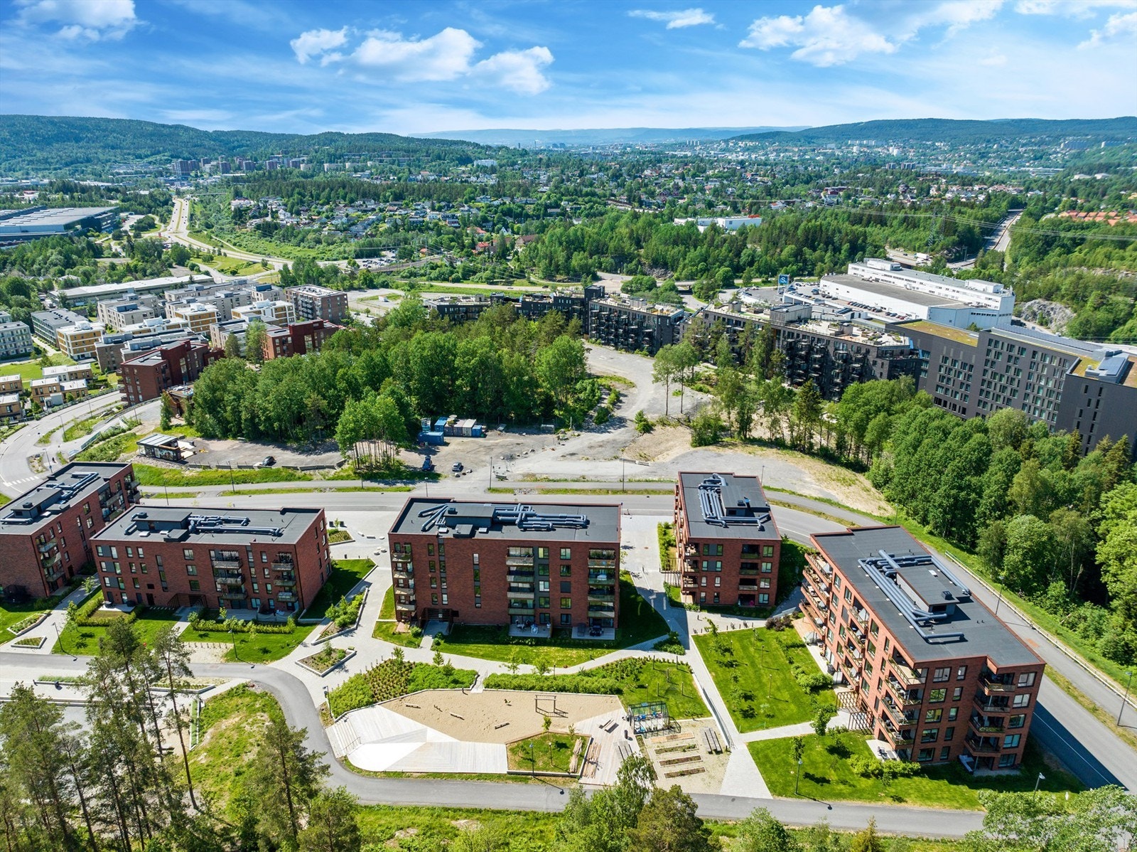 Området har nærhet til skoler, barnehager, kollektivtransport og turområder. Galleribilde