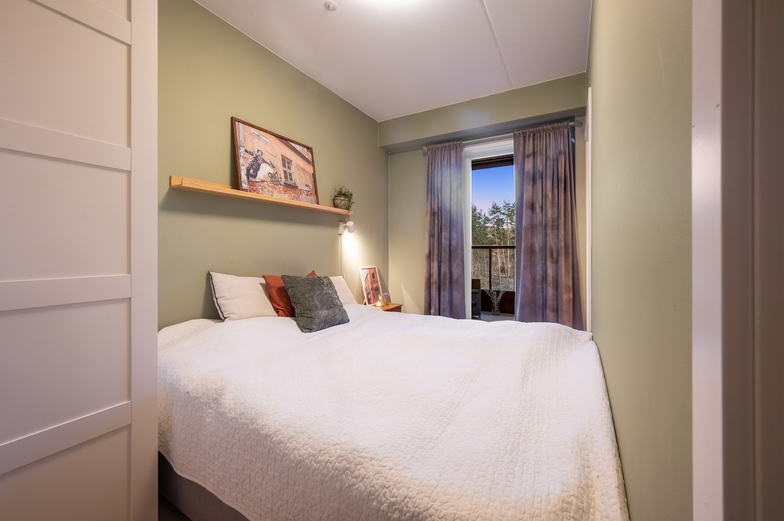 De lune veggene er malt i en dempet grønnfarge som gir rommet en rolig og harmonisk stemning. Galleribilde