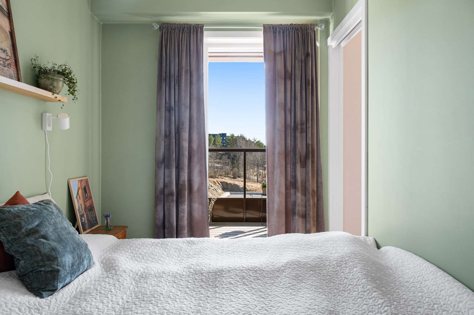 Fargevalget, kombinert med naturlig lys og en gjennomført stil, gjør dette til et behagelig og innbydende rom. Galleribilde