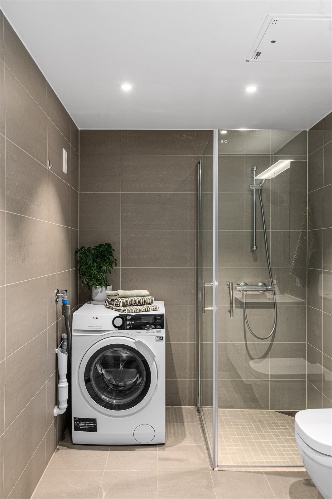 Badet har opplegg for vaskemaskin og balansert ventilasjon. Galleribilde