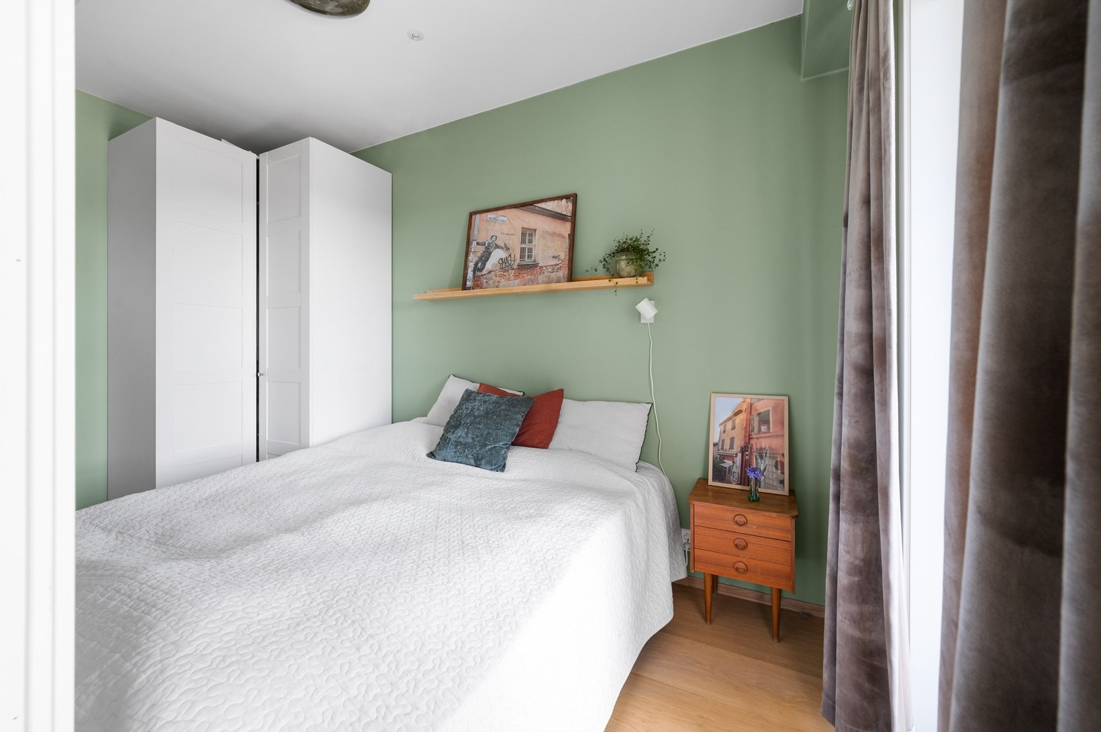 Soverommet er funksjonelt med plass til både dobbeltseng, nattbord og garderobeskap. Galleribilde