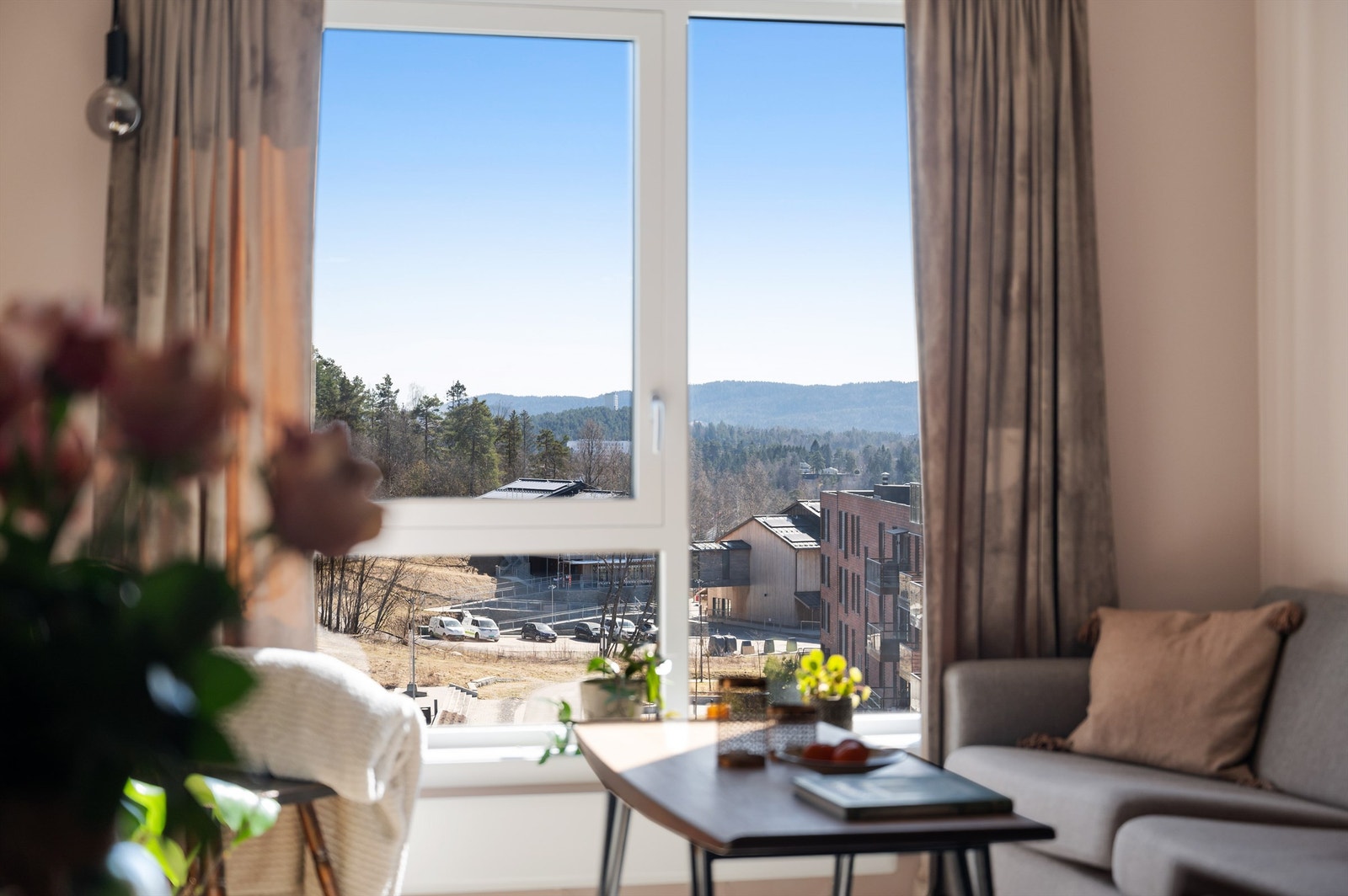 Leiligheten ligger høyt oppe i femte etasje, med flott utsyn og minimalt med innsyn. Galleribilde