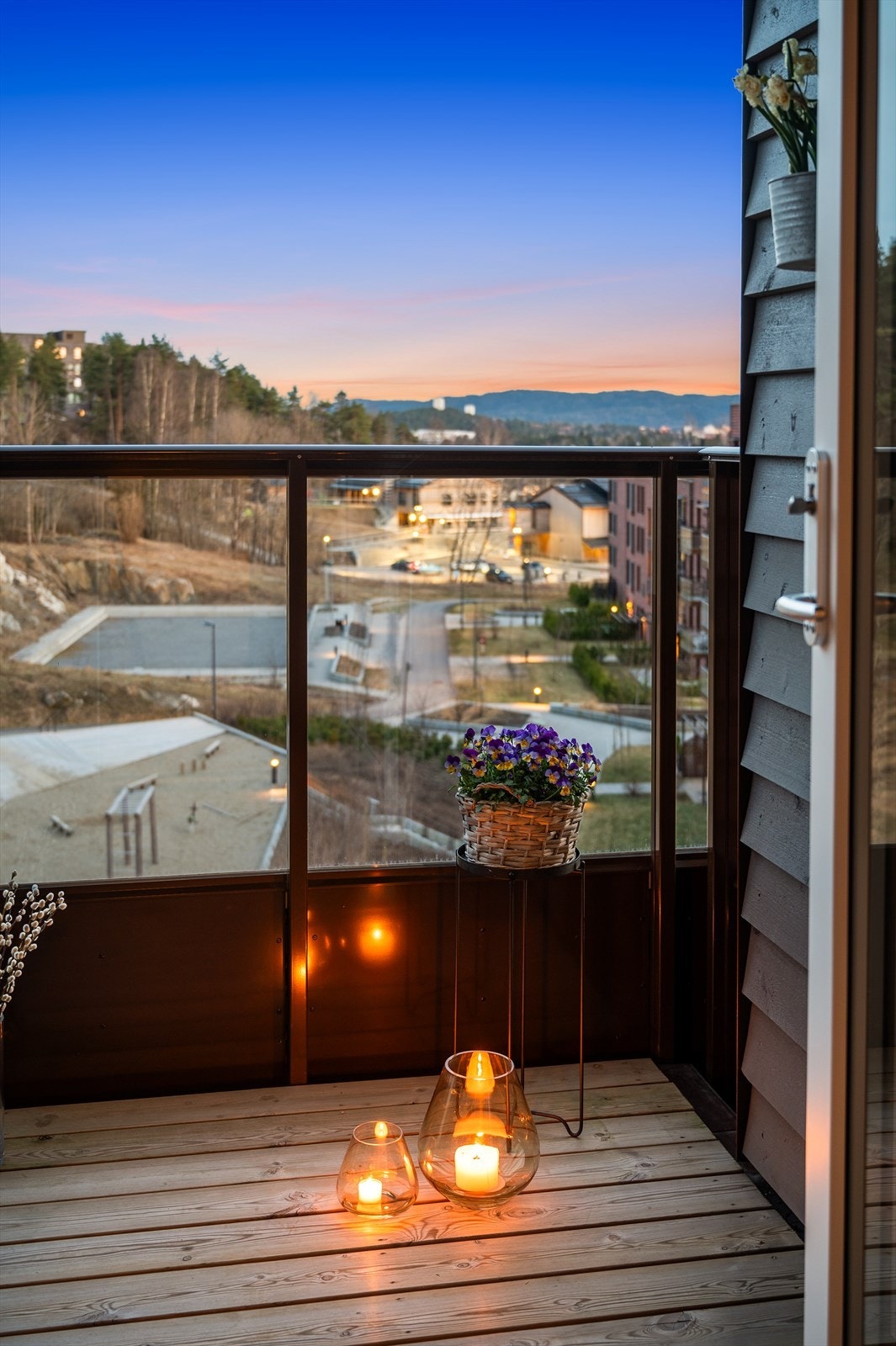 Balkongen er delvis innbygd som gjør den lun på kalde dager. Galleribilde