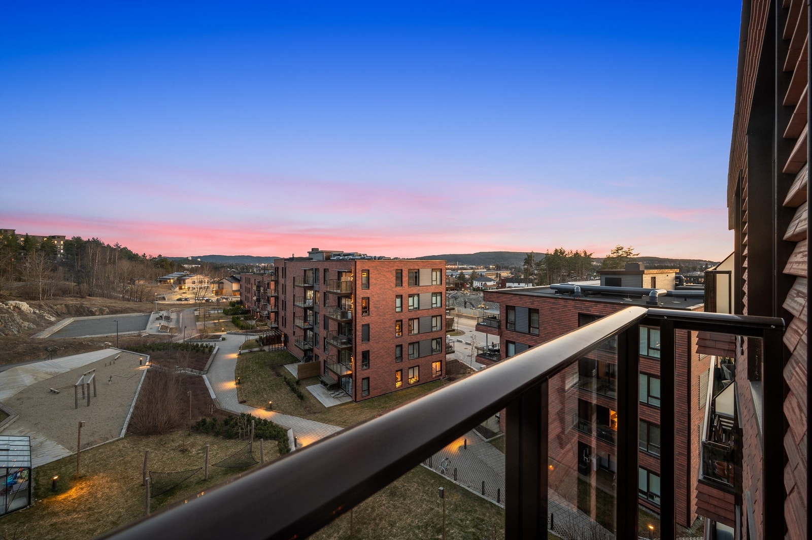 Utsikt over rolige og pent opparbeidede fellesarealer. Galleribilde