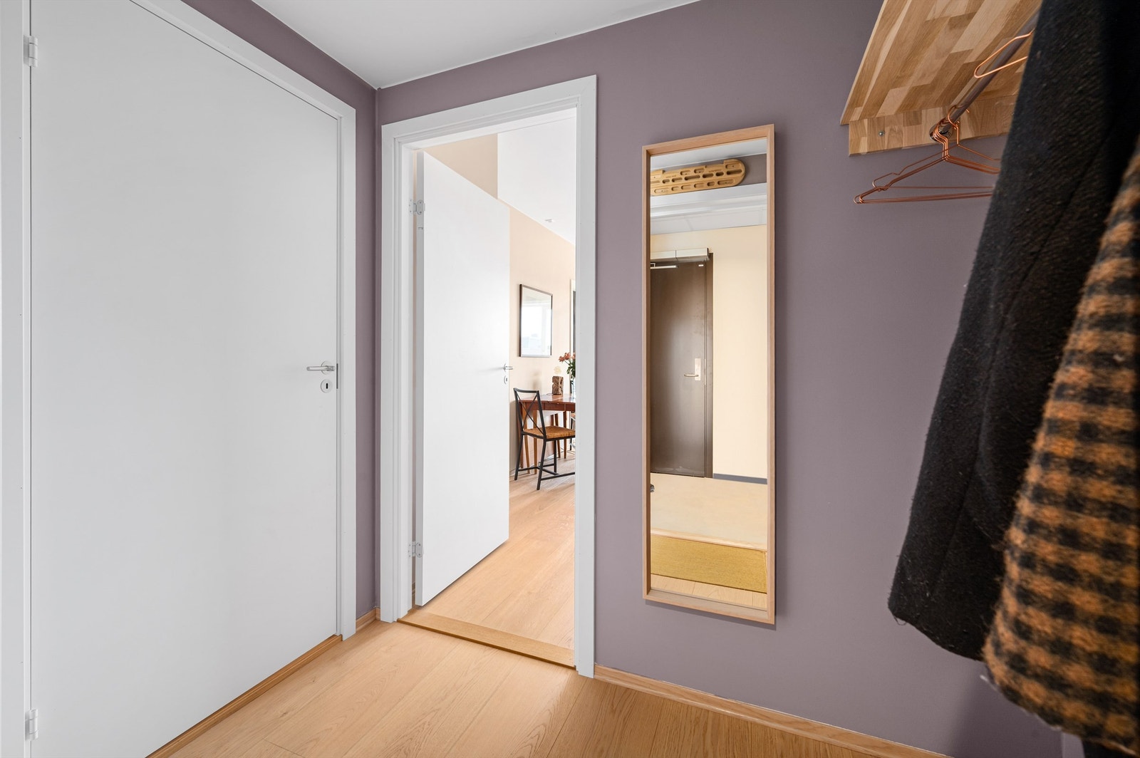 Velkommen inn! Leilighetens entré er innbydende og gir et godt førsteinntrykk av boligen. Galleribilde